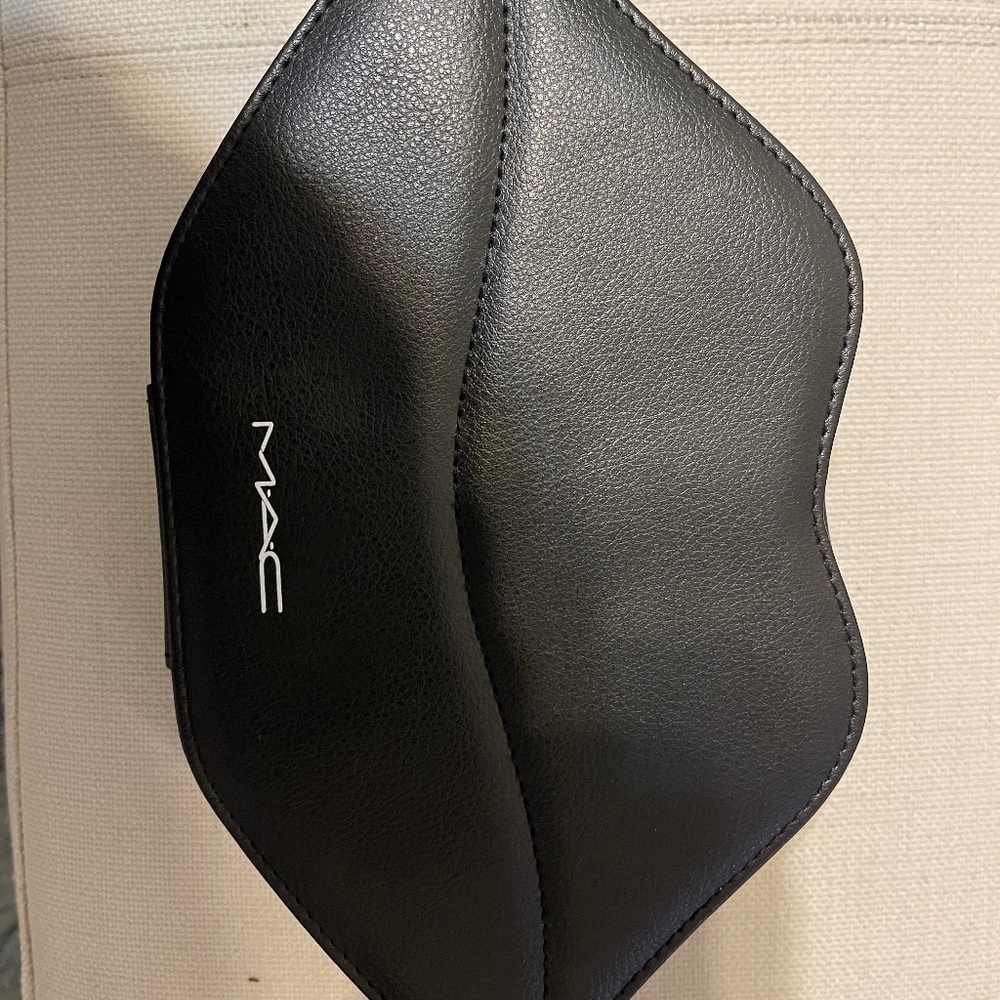COPY - MAC lips shape cosmetics case